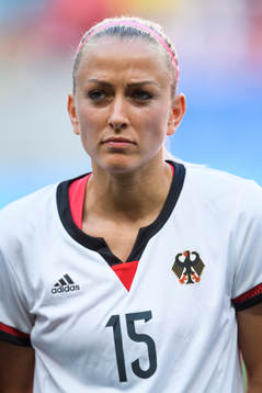 Tysklands Mandy Islacker vid lineup innan fotbollsmatchen