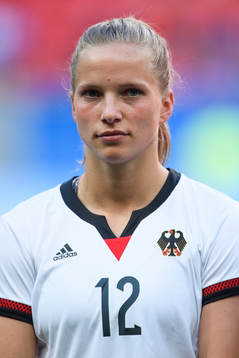 Tysklands Tabea Kemme vid lineup innan fotbollsmatchen