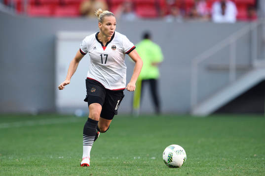 Tysklands Isabel Kerschowski i fotbollsmatchen mellan