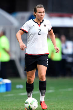 Tysklands Josephine Henning i fotbollsmatchen mellan