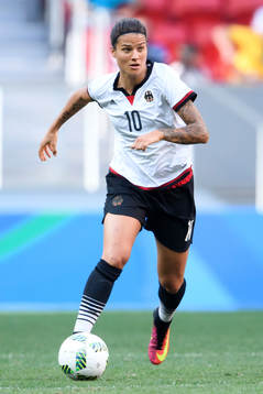 Tysklands Dzsenifer Marozsan i fotbollsmatchen mellan