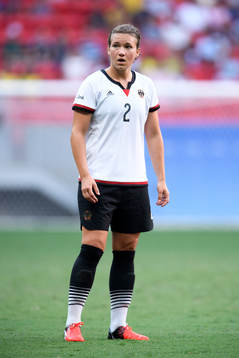 Tysklands Josephine Henning i fotbollsmatchen mellan