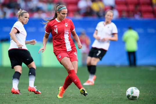Kanadas Shelina Zadorsky i fotbollsmatchen mellan Tyskland