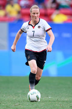 Tysklands Melanie Behringer i fotbollsmatchen mellan
