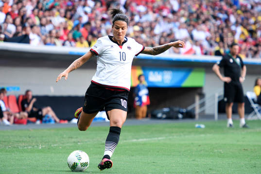 Tysklands Dzsenifer Marozsan i fotbollsmatchen mellan