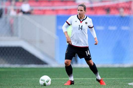 Tysklands Babett Peter i fotbollsmatchen mellan Tyskland