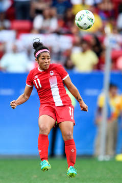 Kanadas Desiree Scott nickar bollen i fotbollsmatchen