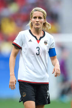 Tysklands Saskia Bartusiak i fotbollsmatchen mellan