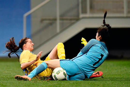 Sveriges Lotta Schelin och Kinas målvakt Lina Zhao  i