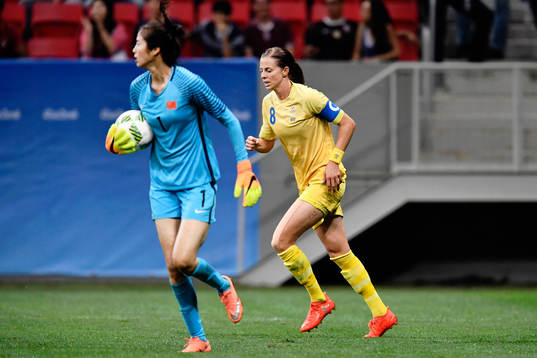 Sveriges Lotta Schelin och Kinas målvakt Lina Zhao i