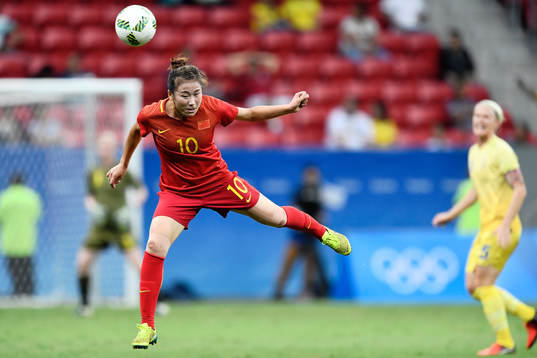 Kinas Li Yang i fotbollsmatchen mellan Kina och Sverige
