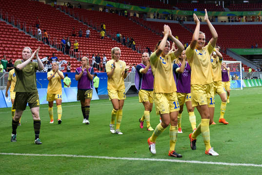 De svenska spelarna tackar publiken