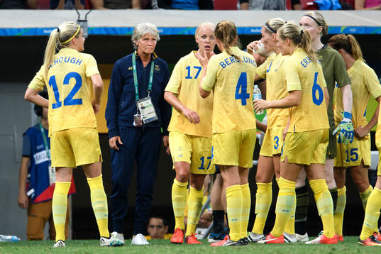Sveriges förbundskapten Pia Sundhage och Caroline Seger i