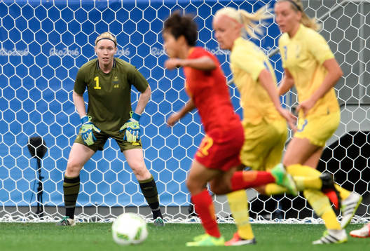 Sveriges målvakt Hedvig Lindahl i fotbollsmatchen mellan