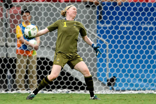 Sveriges målvakt Hedvig Lindahl i fotbollsmatchen mellan