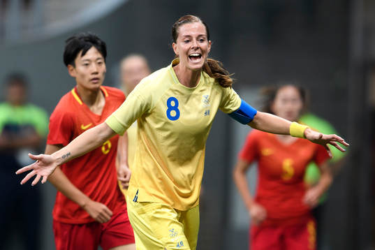 Sveriges Lotta Schelin reagerar i fotbollsmatchen mellan