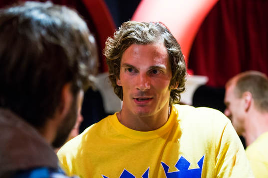 Loui Eriksson blir intervjuad av media