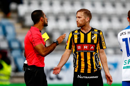 Häckens Rasmus Lindgren får gult kort av domaren Mohammed