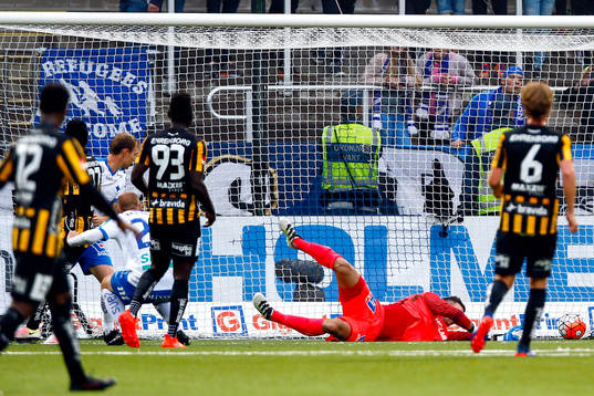 Häckens Nasiru Mohammed gör 0-1