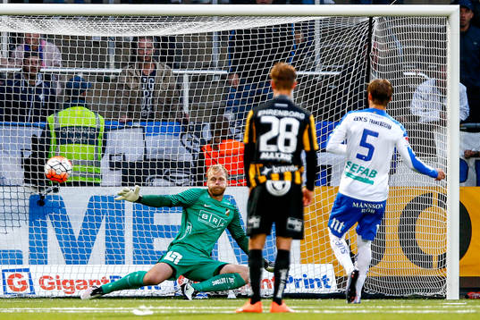 Norrköpings Christoffer Nyman gör 1-1 på straff