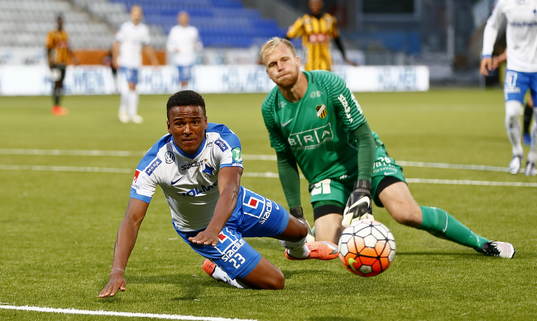 Norrköpings Niclas Eliasson fälls av Häckens Michiel