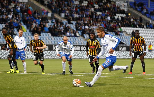 Norrköpings Christoffer Nyman gör mål 1-1 på straff