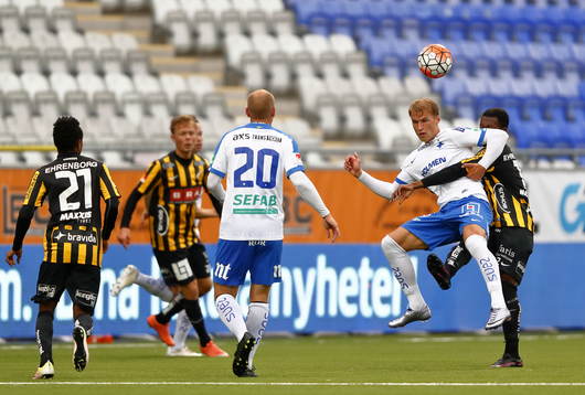 Norrköpings Sebastian Andersson tas hårt av Häckens