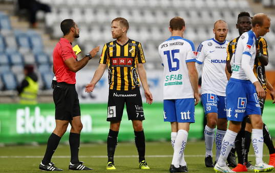 Häckens Rasmus Lindgren får gult kort av domare Mohammed