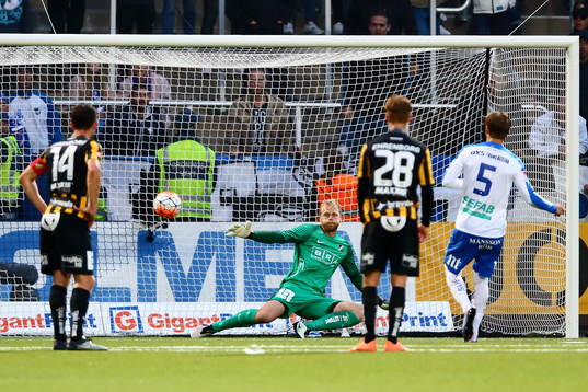 Norrköpings Christoffer Nyman sätter straff och mål 1-1