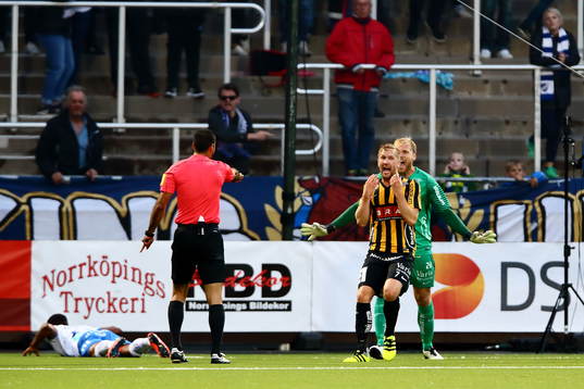 Häckens Rasmus Lindgren och Målvakt Peter Abrahamsson