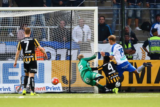 Norrköpings Sebastian Andersson gör mål på Häckens