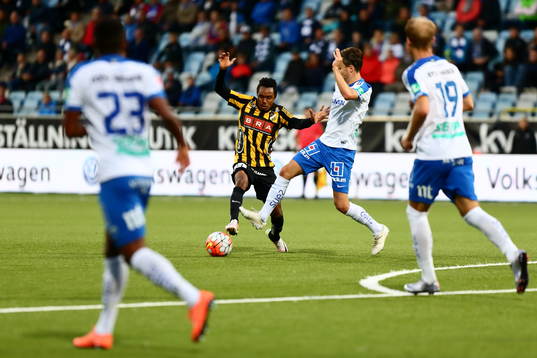 Bäckenspelare med bollen