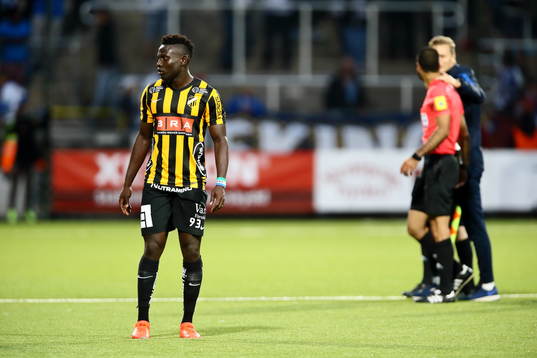 Häckens Alhassan A Kamara med domaren och Norrköpings