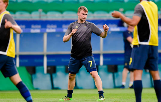 Sveriges Simon Tibbling värmer upp före fotbollsmatchen