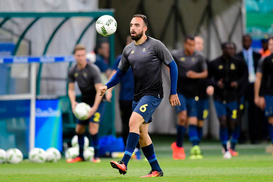 Sveriges Abdul Khalili värmer upp före fotbollsmatchen