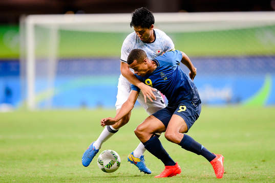 Japans Wataru Endo och Sveriges Robin Quaison
