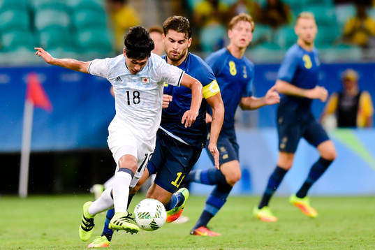 Japans Takumi Minamino och Sveriges Astrit Ajdarevic