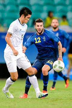 Japans Naomichi Ueda och Sveriges Mikael Ishak