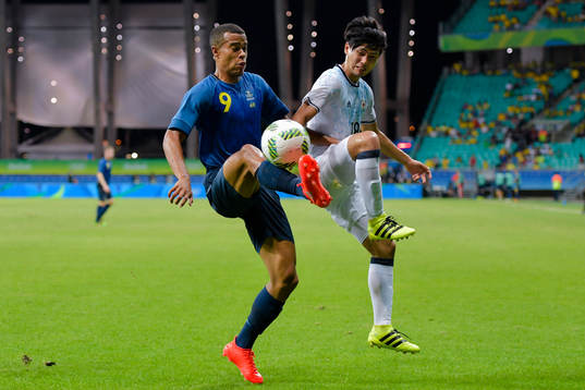 Sveriges Robin Quaison och Japans Takumi Minamino