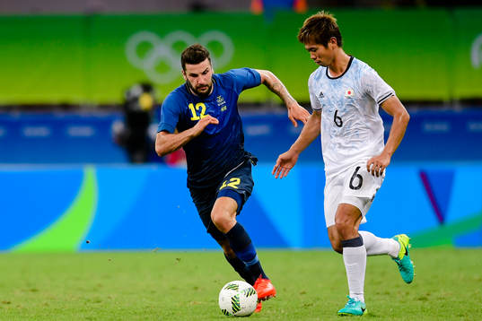 Sveriges Mikael Ishak och Japans Tsukasa Shiotani