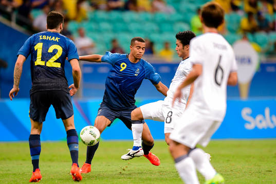Sveriges Robin Quaison och Japans Ryota Oshima