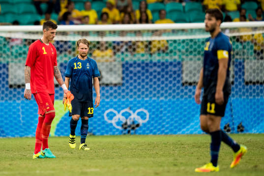 Sveriges målvakt Andreas Linde och Jacob Une Larsson deppar