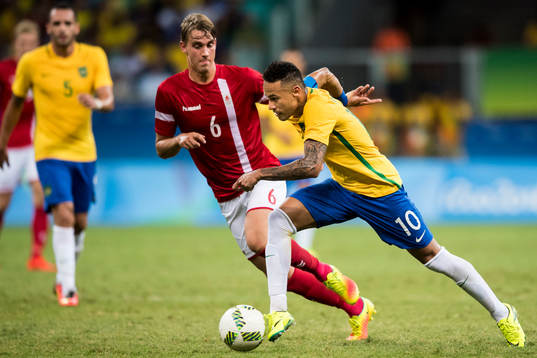 Brasiliens Neymar och Danmarks Andreas Maxso
