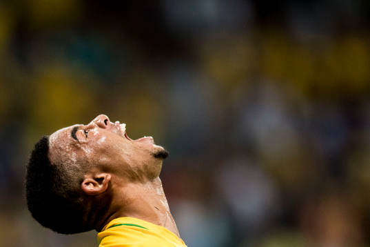 Brasiliens Gabriel Jesus reagerar