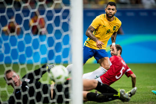 Brasiliens Gabriel Barbosa gör 1-0 bakom Danmarks målvakt