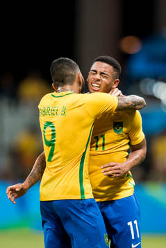 Brasiliens Gabriel Jesus (th) jublar ihop med Gabriel