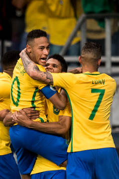 Brasiliens Neymar jublar med lagkamrater