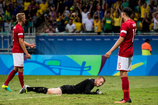 Danmarks målvakt Jeppe Højbjerg deppar
