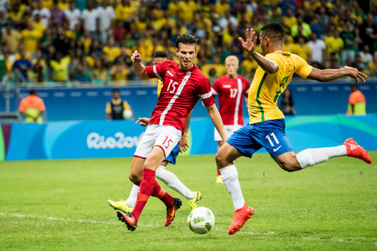Brasiliens Gabriel Jesus gör 2-0 bredvid Danmarks Pascal