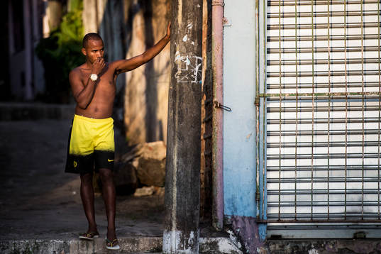 En man i en favela